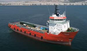 «Τυφώνας»: Το υπερσύγχρονο πλοίο – καθαριστής που διώχνει τα απορρίμματα από τις Ελληνικές παραλίες…(Βίντεο)