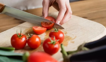 Εννέα στους δέκα κηπουρούς ξεχνούν αυτό το φυσικό λίπασμα που διπλασιάζει τη σοδειά στις ντομάτες