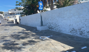 Ο Δήμος Μυκόνου βελτιώνει την προσβασιμότητα του νησιού με την υλοποίηση θέσεων στάθμευσης ΑΜΕΑ
