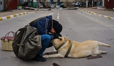 Πόλεμος στην Ουκρανία: Άνδρας προσπαθεί να βοηθήσει τον παραλυμένο από τον τρόμο σκύλο του
