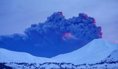 «Βρυχώνται» δύο ηφαίστεια στη Ρωσία - Εκρήξεις από στάχτη και σεισμοί
