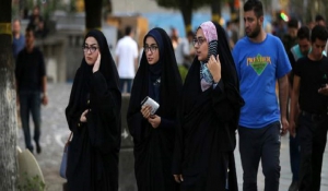 Ενας στους δύο Ιρανούς δεν θέλει να φοράνε οι γυναίκες μαντίλα
