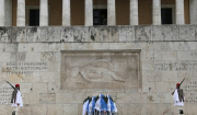 Τι συμβολίζει το Μνημείο του Άγνωστου Στρατιώτη: Η ιστορία και τι σημαίνουν οι επιγραφές μπροστά από τη Βουλή