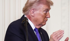 Εξάνθημα στον λαιμό του Τραμπ προκαλεί νέα ερωτήματα για την υγεία του (βίντεο)