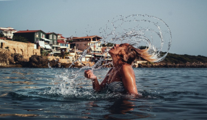 Κολύμπι σε κρύο νερό: Τα οφέλη και οι κίνδυνοι για την υγεία - Αυτά πρέπει να ξέρετε πριν το «τολμήσετε»
