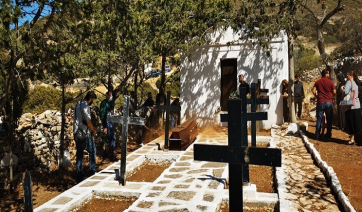 Πάρος: Ταφή του μακαριστού Ηγούμενου της Ι.Μ. Λογγοβάρδας στο κοιμητήριο της Μονής