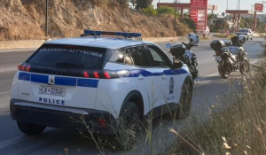 Χειροπέδες σε 64χρονη που πλαστογραφούσε υπεύθυνες δηλώσεις για να εξυπηρετεί πολίτες σε Διεύθυνση Συγκοινωνιών