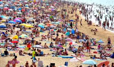 Το Σαββατοκύριακο ανοίγουν οι οργανωμένες παραλίες