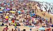 Το Σαββατοκύριακο ανοίγουν οι οργανωμένες παραλίες