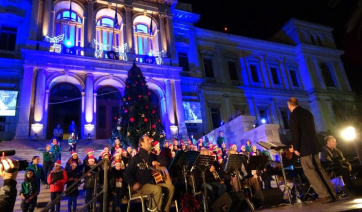 Η Σύρος φόρεσε τα γιορτινά της... Χριστουγεννιάτικες μελωδίες, παιδικά χαμόγελα