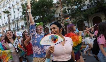 Διακομματικό χρώμα στο Athens Pride και χιλιάδες πολίτες στην πλατεία Συντάγματος