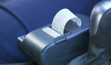 Συνελήφθη οδηγός ταξί στο κέντρο της Αθήνας για υπερβολικό κόμιστρο – Είχε βάλει διπλή ταρίφα 56 φορές (βίντεο)