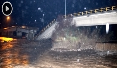 Κατέρρευσε γέφυρα στην Καλαμπάκα από την ισχυρή βροχόπτωση