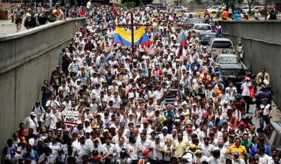 Χάος στη Βενεζουέλα: Ενας 16χρονος νεκρός και δεκάδες τραυματίες στην τελευταία διαδήλωση
