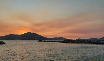 Πάρος, Νάουσα: «Πειραγμένο» ηλιοβασίλεμα από τη φωτιά στη Χίο – Ανυποψίαστοι το απαθανάτιζαν οι τουρίστες (Βίντεο)