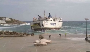 Επεισοδιακή προσέγγιση του Aqua Spirit στο λιμάνι της Σικίνου