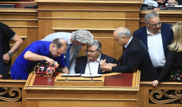 Παραλίγο να καταρρεύσει ο Δημήτρης Κουτσούμπας στη Βουλή: «Ωχ η μέση μου!» (Βίντεο)