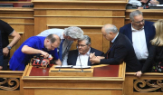 Παραλίγο να καταρρεύσει ο Δημήτρης Κουτσούμπας στη Βουλή: «Ωχ η μέση μου!» (Βίντεο)