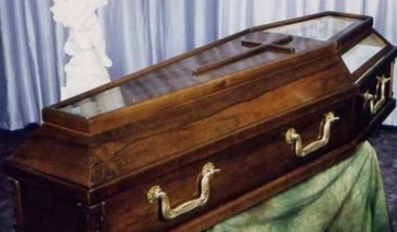 Αδιανόητο περιστατικό σε κηδεία: Γυναίκα ξύπνησε μέσα στο φέρετρο λίγο πριν την ταφή της