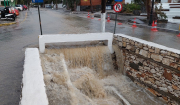 Πάρος: Η Νάουσα υπό βροχή είναι «όνομα και πράμα»! - Πλημμύρισε το ποτάμι της εξαιτίας της καταιγίδας