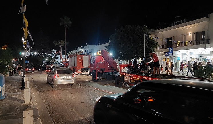 Πάρος – Παροικία: Σήκωσαν αυτοκίνητα και μηχανάκια με γερανό λόγω απαγόρευσης στάθμευσης (Βίντεο)