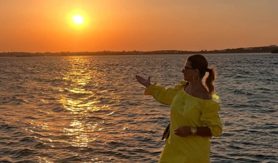 Ζήνα Κουτσελίνη: Με off-shoulder φόρεμα σε Πάρο και Αντίπαρο &amp; φόντο το ηλιοβασίλεμα!