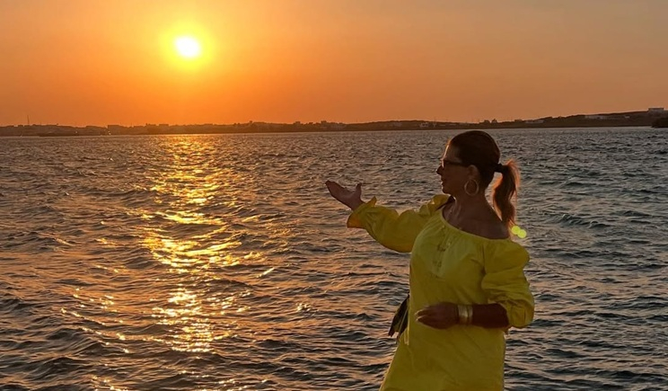 Ζήνα Κουτσελίνη: Με off-shoulder φόρεμα σε Πάρο και Αντίπαρο &amp; φόντο το ηλιοβασίλεμα!