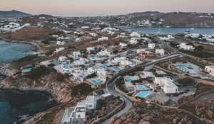 «Παγώνουν» οι οικοδομικές άδειες σε Μύκονο, Σαντορίνη και Υμηττό έως τα τέλη 2026