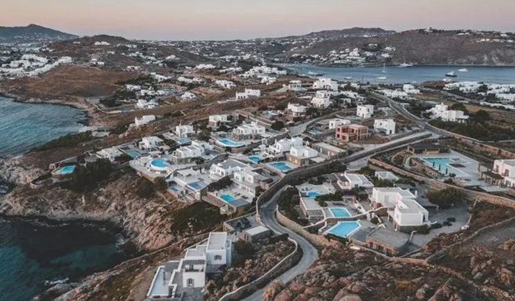 «Παγώνουν» οι οικοδομικές άδειες σε Μύκονο, Σαντορίνη και Υμηττό έως τα τέλη 2026