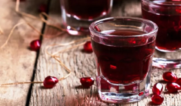 Πώς φτιάχνουμε λικέρ ρόδι στο σπίτι – το πιο απλό κέρασμα του φθινοπώρου