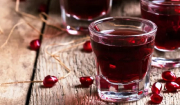 Πώς φτιάχνουμε λικέρ ρόδι στο σπίτι – το πιο απλό κέρασμα του φθινοπώρου
