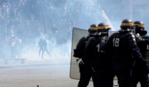 Μολότοφ και δακρυγόνα την Πρωτομαγιά στο Παρίσι: Τραυματίες δύο αστυνομικοί