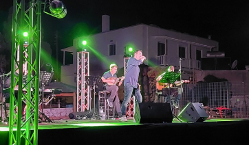 Αντίπαρος: Μάγεψε το κοινό ο Δημήτρης Μπάσης! – Το μικρό νησί έκανε τη διαφορά στο Φεστιβάλ του επιλέγοντας ποιότητα (Βίντεο)