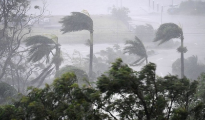 Εντυπωσιακές εικόνες από τον κυκλώνα Ντέμπι που «σαρώνει» τις ακτές της Αυστραλίας