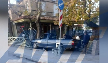 Απίστευτο τροχαίο στην Πάτρα: Αγροτικό μπήκε μέσα σε ταβέρνα και ο οδηγός… βρέθηκε σε τρύπα κάτω από το όχημα (βίντεο)