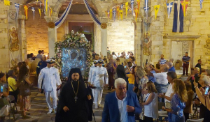 Πάρος: Κατανυκτική λιτάνευση της Ιερής και Θαυματουργής Εικόνας της Παναγίας Εκατονταπυλιανής το βράδυ του Δεκαπενταύγουστου (Βίντεο)