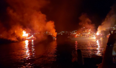 Πάρος – Δεκαπενταύγουστο: Με εντυπωσιακά καπνογόνα μπήκε πλοίο στο λιμάνι – Νυχτερινή φαντασμαγορία κόκκινου καπνού και πυροτεχνημάτων! (Βίντεο)