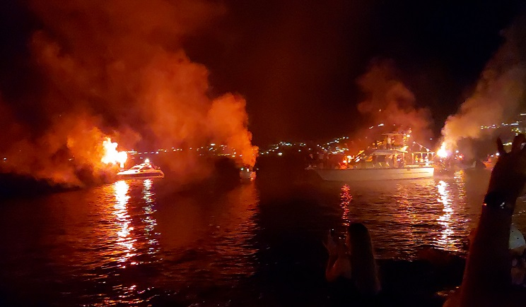 Πάρος – Δεκαπενταύγουστο: Με εντυπωσιακά καπνογόνα μπήκε πλοίο στο λιμάνι – Νυχτερινή φαντασμαγορία κόκκινου καπνού και πυροτεχνημάτων! (Βίντεο)