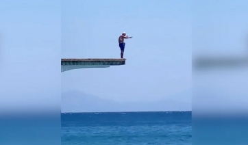 Η επική βουτιά 92χρονου στη Ρόδο από βατήρα 6 μέτρων που έγινε viral με 1,5 εκατ. likes [βίντεο)