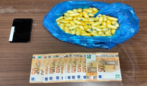 Σύλληψη 37χρονου αλλοδαπού, μέλους διεθνικής εγκληματικής ομάδας, ο οποίος επιχείρησε να εισάγει μέσω του αερολιμένα «Ελ. Βενιζέλος» πάνω από ένα κιλό κοκαΐνη