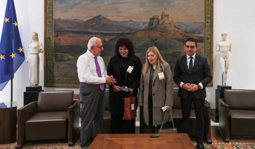 Η Βουλή των Ελλήνων χρηματοδοτεί την κατασκευή 300 λευκών μπαστουνιών από τα εργαστήρια του Φάρου Τυφλών Ελλάδος