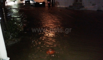 Πάρος: Ορμητικός χείμαρρος ο δρόμος «ποτάμι» στη Ζωοδόχο Πηγή της Παροικίας