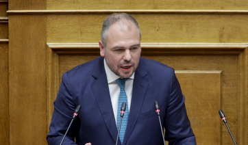 Διαμαρτυρία του Φίλιππου Φόρτωμα για το κλείσιμο 5 καταστημάτων ΕΛΤΑ στις Κυκλάδες