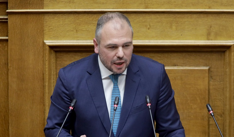 Διαμαρτυρία του Φίλιππου Φόρτωμα για το κλείσιμο 5 καταστημάτων ΕΛΤΑ στις Κυκλάδες