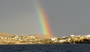 Πάρος: Ένα μαγευτικό, πολύχρωμο ουράνιο τόξο στον ουρανό του νησιού!