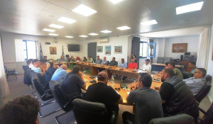 Πάρος – Δημαρχείο: Συνάντηση Δημάρχου με φορείς και επαγγελματίες για τη φετινή τουριστική σεζόν (Bίντεο)