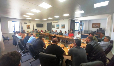 Πάρος – Δημαρχείο: Συνάντηση Δημάρχου με φορείς και επαγγελματίες για τη φετινή τουριστική σεζόν (Bίντεο)