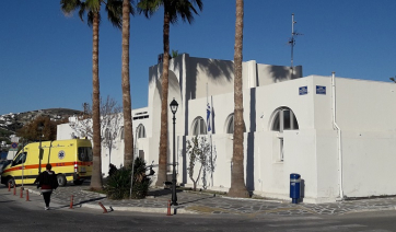 Πάρος: Θάλασσα και στεριά έγιναν ένα έξω από το Κέντρο Υγείας