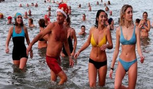 Βουτιές στα παγωμένα νερά -Πώς γιόρτασαν τα Χριστούγεννα οι πιο θαρραλέοι στην Ευρώπη