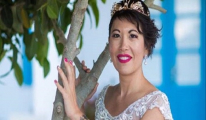 38χρονη Γαλλίδα παντρεύτηκε τον εαυτό της στη Σαντορίνη